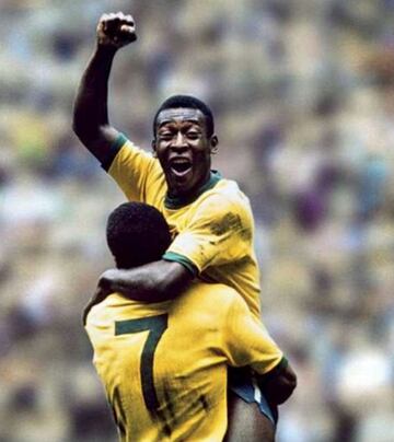 Abrazo entre Pel¨¦ y Jairzinho durante el Mundial de 1970 celebrado en en M¨¦xico, entre el 31 de mayo y el 21 de junio de 1970.