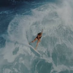 Así surfea Alana Blanchard en la paradisíaca costa de Kauai
