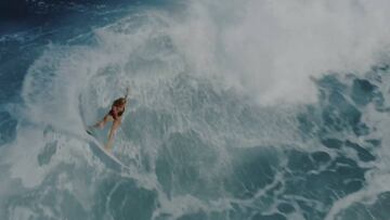 Alana Blanchard surfeando por Kauai (Hawái) en The Escape, su nuevo vídeo.