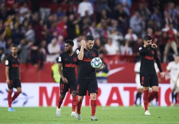Los jugadores del Atlético de Madrid cabizbajos tras encajar el 1-0.