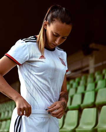 La segunda equipación de España se trata de una camiseta blanca, con diseño frontal y cuello redondo con detalles en rojo y azul marino. Ha sido también diseñada por las jugadoras durante los distintos encuentros que se han desarrollado con Adidas y los responsables de la RFEF.