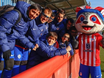 Indi posa con algunos de los participantes de la reciente Copa Superaci&oacute;n.