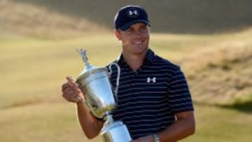 CAMP&Eacute;ON. Jordan Spieth posa con el trofeo que le acredita como ganador del US Open de 2015.