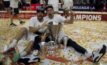 El 17 de mayo de 2015 gana la Euroliga con el Real Madrid y es nombrado MVP de la final. En la imagen durante las celebraciones con Facundo Campazo 