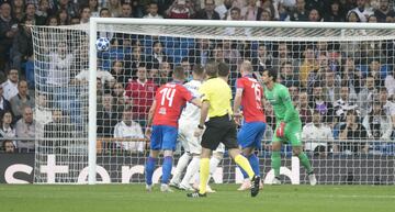 Sergio Ramos remat¨® de cabeza al palo.