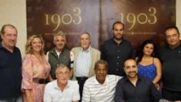 Pasión por el Atleti. Los representantes de las peñas, aficionados y los tres ex jugadores (Ufarte, Luiz Pereira y Tomás Reñones), en la comida de ayer en el Sport 1903.