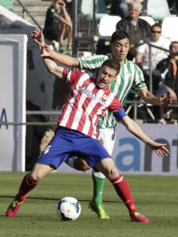 Gabi intenta llevarse el balón.