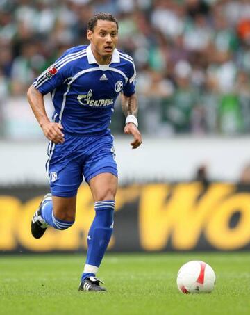 El 24 de abril de 2007 el Schalke 04 anunció que ficharía a Jones con un contrato hasta el final de la temporada 2010-2011