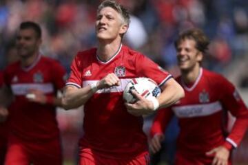 El veterano mediocampista alemán fichó por el Chicago Fire hace un mes, tras no tener la confianza de José Mourinho en el Manchester United. Si Schweinsteiger recupera su mejor nivel, podría tener un rol suplente tanto en el Barça como en el Madrid. 