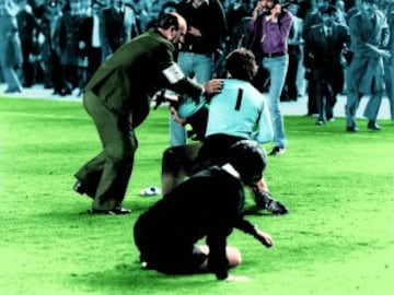 Partido de semifinales de la Copa de Europa. Fue el inicio del Bayern como villano europeo. Con un ambiente muy caldeado un aficionaldo saltó al césped y alcanzando al árbitro austriaco Linemayr con un directo al rostro, pasó a la historia como el loco del Bernabéu. 
