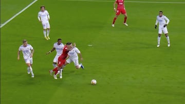 El posible penalti de Alaba a Ocampos.