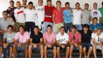 <b>DE VACACIONES. </b>La plantilla del Castellón posa para la foto final de temporada con ánimo veraniego.