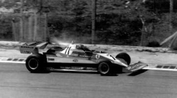 Gilles Henri Villeneuve fue un piloto de automovilismo canadiense. El 8 de mayo de 1982, Villeneuve murió después de un accidente durante la sesión de clasificaciones para el Gran Premio de Bélgica en Zolder.