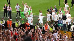 Las jugadoras inglesas celebran con la afición la Eurocopa. 