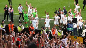 Las jugadoras inglesas celebran con la afición la Eurocopa.