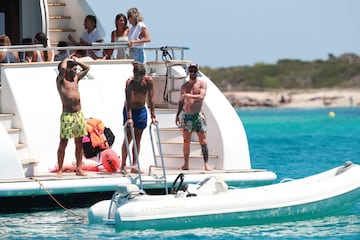 Messi and Suárez enjoy Ibiza holiday with family