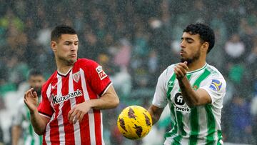 SEVILLA, 25/02/2024.- El delantero del Athletic Gorka Guruzeta (i) pelea un balón con el defensa del Betis Chadi Riad durante el partido de la Jornada 26 de LaLiga que Betis y Athletic disputan este domino en el estadio Benito Villamarín. EFE/ Julio Muñoz