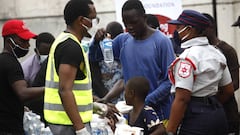 Lagos (Nigeria), 14/05/2020.- People collect food items at a makeshift food distribution centre organized by BUA Foundation along a road in Victoria Island, Lagos, Nigeria, 14 May 2020. During the last week, lockdowns are eased in Lagos as numbers of infe