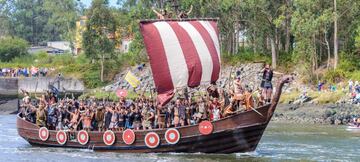 Cada primer domingo de agosto los habitantes de Catoira escenifican con un singular espectáculo las invasiones vikingas sufridas hace mil años. Desde 1960, disfrazados de guerreros vikingos, representan el ataque pirata a la villa. La fiesta comienza sobre las 10 de la mañana, con la actuación de grupos folclóricos por las calles de Catoira y en el lugar de celebración, las Torres del Oeste. En este sitio se instala un mercadillo medieval y, a mediodía, se obsequia a los romeros con mejillones y vino del Ulla. Más tarde, llega el plato fuerte de los festejos: el desembarco. La diversión continúa hasta por la noche, con la verbena popular que se organiza y se completa con otras actividades como un pregón literario o la escenificación de una obra de teatro. La edición de este año del evento declarado Fiesta de Interés Turístico Internacional, tendrá lugar pero con restricciones.