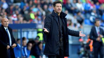 El entrenador argentino del Atlético de Madrid Diego Pablo Simeone durante el partido contra el Málaga CF, en la jornada vigésimo tercera de La Liga que se disputa en el estadio de La Rosaleda.