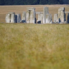 Dos ecologistas cubren con pintura el monumento de Stonehenge