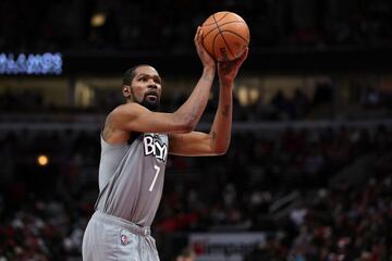 CHICAGO, ILLINOIS - JANUARY 12: Kevin Durant #7 of the Brooklyn Nets shoots a free throw during the second half of a game against the Chicago Bulls at United Center on January 12, 2022 in Chicago, Illinois.