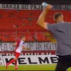 Cortocircuito extremo de Milosevic: ¡le lanzó una botella al árbitro!