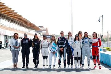 Las pilotos de izq. a dcha. son: Pippa Mann (GBr), Tatiana Calderon (Col), Amna Al Qubaisi (EAU), Carrie Schreiner (Ale), Carmen Jordá, Beitske Visser (Hol), Jamie Chadwick (GBr), Simona de Silvestro (Sui), y Katherine Legge (GBr).