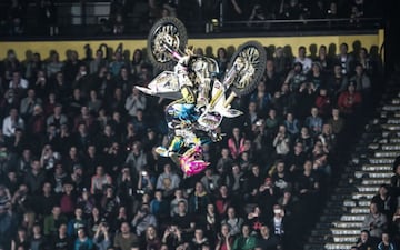 Autora del primer front flip de la historia en FMX. 
