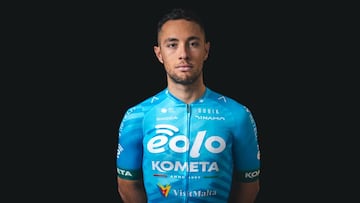 El corredor italiano de 26 años, Vicenzo Albanese, durante las fotos oficiales de su equipo EOLO-KOMETA.