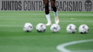 Cartel contra el racismo en Mestalla.