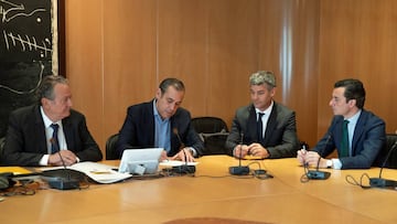 En la imagen adjunta, de izquierda a derecha, Miguel Ángel Cayuela, consejero delegado de Santillana; Manuel Mirat, consejero delegado de PRISA; Alejandro Sorgentini, socio de Victoria Capital Partners, y Xavier Pujol, secretario general de PRISA.