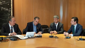 En la imagen adjunta, de izquierda a derecha, Miguel &Aacute;ngel Cayuela, consejero delegado de Santillana; Manuel Mirat, consejero delegado de PRISA; Alejandro Sorgentini, socio de Victoria Capital Partners, y Xavier Pujol, secretario general de PRISA.