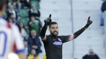 Moyá dirige a la defensa.