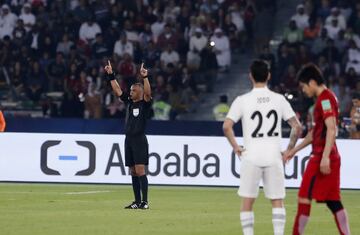 El japonés anotó el gol de la honra pero tuvo que esperar para celebrarlo porque se anuló por fuera de juego pero el VAR rectificó la decisión inicial para dar valor al gol japonés.