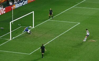 

Las dos únicas tandas de la Eurocopa se vieron en cuartos de final. Curiosamente para decidir a los dos equipos que se verían las caras en las semifinales: Portugal y Países Bajos. Por un lado, los lusos empataron a dos contra Inglaterra, y vencieron en el séptimo lanzamiento gracias al penalti transformado por su portero Ricardo. En el otro enfrentamiento, serían los neerlandeses los afortunados en ganar a Suecia tras el fallo de Mellberg.   