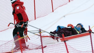KILLINGTON, VERMONT - NOVEMBER 30: Mikaela Shiffrin of the United States is taken off the course by ski patrol after a crash during the second run of the Women's Giant Slalom during the STIFEL Killington FIS World Cup race at Killington Resort on November 30, 2024 in Killington, Vermont. Sarah Stier/Getty Images/AFP (Photo by Sarah Stier / GETTY IMAGES NORTH AMERICA / Getty Images via AFP)
