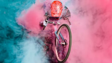 Gabriel Wibmer rodeado de humor de color con una bici de gravel.