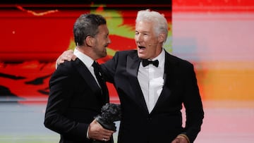 Antonio Banderas presents Richard Gere with the International Goya Award during the Spanish Film Academy's Goya Awards ceremony in Granada, Spain February 8, 2025. REUTERS/Jon Nazca