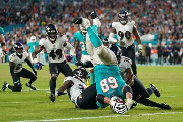 El partido entre Baltimore Ravens y Miami Dolphins nos dejó este espectacular touchdown, que consiguió el línea ofensivo de Miami Robert Hunt con una voltereta. No valió al no ser un jugador elegible para recibir el balón.