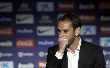 Diego Godín muy emocionado durante el acto de despedida.

