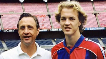 Jordi Cruyff recibió la oportunidad de poder debutar gracias a que su padre lo hizo cuando dirigía al Barcelona. Al final, la carrera de Jordi no fue como la de su padre, Johan.