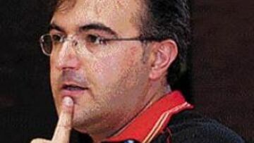 <b>DE PROFESOR.</b> Antes de iniciar la concentración para el Eurobasket (3 de agosto) el seleccionador español, Moncho López, ejerce de profesor en Málaga, en el Curso Nacional de Entrenadores