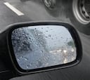 Cómo evitar que la lluvia empañe los retrovisores y los llene de agua: el botón que pocos conocen