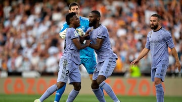 Soccer Football - LaLiga - Valencia v Real Madrid - Mestalla, Valencia, Spain - May 21, 2023 Real Madrid's Vinicius Junior is restrained by Antonio Rudiger and Thibaut Courtois after being sent off REUTERS/Pablo Morano
