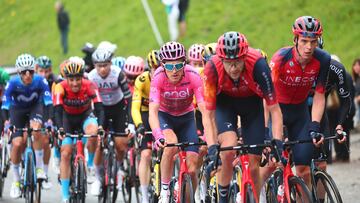 Overall leader INEOS Grenadiers's British rider Geraint Thomas (C) and fellow riders of the pack cycle during the thirteenth stage of the Giro d'Italia 2023 cycling race, which start was transfered from Borgofranco d'Ivrea to Le Chable due to bad weather conditions, and Crans-Montana, on May 19, 2023. (Photo by Luca Bettini / AFP)