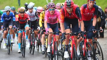 Los corredores en la decimotercera etapa del Giro de Italia.