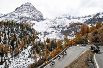 Panorámica del pelotón durante la etapa de hoy. 