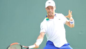 El español Roberto Bautista devuelve una bola al kazajo Mikhail Aleksandrovich Kukushkin.