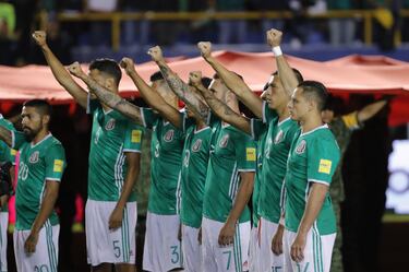 MEX65. SAN LUIS POTOSÍ (MÉXICO), 06/10/2017.- Los jugadores de México alzan el puño en recuerdo por las víctimas del terremoto del 19 de septiembre hoy, viernes 06 de octubre de 2017, durante el minuto de silencio guardado antes del partido ante Trinidad
